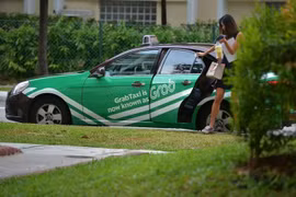Người dân sử dụng ứng dụng gọi xe của Grab. (Nguồn: straitstimes.com)
