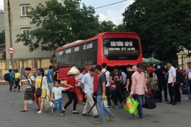 Xe khách ùn ùn về các bến xe Hà Nội cõng theo một lượng lớn người dân ngoại tỉnh đổ về Thủ đô sau dịp nghỉ lễ 30/4-1/5. (Ảnh: Việt Hùng)