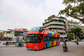 Chiếc xe buýt 2 tầng mui trần đầu tiên mang tên City Tour đã được khai thác, vận hành trên đường phố Hà Nội. (Ảnh: Minh Sơn/Vietnam+)
