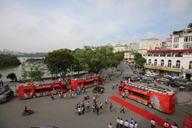 Tuyến buýt 2 tầng City Tour đầu tiên đã chính thức lăn bánh trên đường phố Hà Nội. (Ảnh: Minh Sơn/Vietnam+)