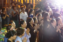 Gia đình và người thân cầu siêu cho những nạn nhân tử vong vì tai nạn giao thông. (Ảnh: Việt Hùng/Vietnam+)