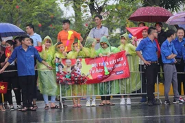Cơn mưa nặng hạt cũng không ngăn được tình yêu mà người hâm mộ dành cho đội tuyển Olympic Việt Nam. (Ảnh: PV/Vietnam+)