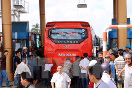 Tài xế phản ứng mức thu phí làm tê liệt nhiều giờ ở trạm BOT Sóc Trăng. (Ảnh: Trung Hiếu/TTXVN)