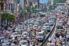 Ùn tắc giao thông tại Hà Nội vào giờ cao điểm là câu chuyện thường ngày. (Ảnh: PV/Vietnam+)