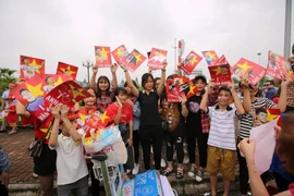 Rất đông cổ động viên đã có mặt tại sân bay Nội Bài để đón đội tuyển Olympic Việt Nam về nước. (Ảnh: PV/Vietnam+)