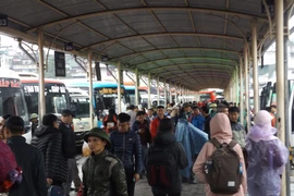Rất đông người dân đã đổ xô về bến xe để nghỉ Tết Dương lịch. (Ảnh: Việt Hùng/Vietnam+)