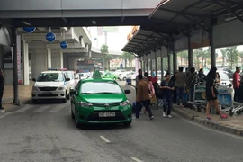 Xe ôtô đi vào các Cảng hàng không, sân bay đều phải trả phí dịch vụ đường dẫn vào nhà ga. (Ảnh: Việt Hùng/Vietnam+)