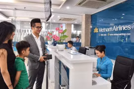 Hành khách đầu tiên trải nghiệm dịch vụ mới in-town check-in tại Hà Nội. (Ảnh: VNA cung cấp) 