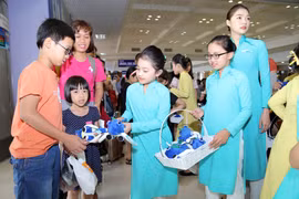 Những món quà handmade của trẻ em khuyết tật làm ra được Vietnam Airlines mua để tặng các em nhỏ dịp Tết Thiếu nhi 1/6. (Ảnh: Vietnam Airlines cung cấp)
