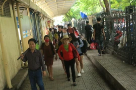 Hành khách ùn ùn trở về thủ đô sau kỳ nghỉ lễ Quốc khánh kéo dài 3 ngày. (Ảnh: PV/Vietnam+)