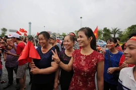 Người thân cầu thủ Duy Mạnh đã lên tới sân bay Nội Bài để chờ đón cháu. (Ảnh: PV/Vietnam+)