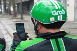 Xử lý nghiêm tài xế GrabBike dùng điện thoại khi đang lái xe 