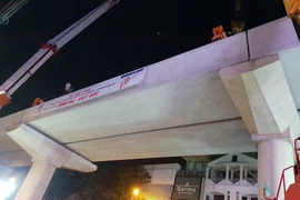 Phiến dầm cuối cùng của đoạn tuyến trên cao thuộc dự án đường sắt đô thị số 3 đoạn Nhổn-Ga Hà Nội đã được lao lắp, hợp long. (Ảnh: Thanh Hải/Vietnam+)