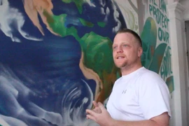 James Joseph Kendall, người được mệnh danh "ông Tây nhặt rác" vì có những hành động thiết thực bảo vệ môi trường Thủ đô. (Ảnh: Phương Linh/Vietnam+)