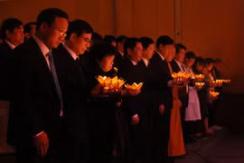 Đèn hoa đăng được thắp lên để tướng nhớ những người đã mất vì tai nạn giao thông. (Ảnh: Việt Hùng/Vietnam+)