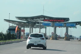 Trạm thu giá BOT Quốc lộ 38 chỉ có lác đác phương tiện lưu thông. (Ảnh: Việt Hùng/Vietnam+)