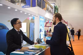 Khách tham quan gian hàng Vietnam Airlines tại hội chợ. (Ảnh: VNA cung cấp)