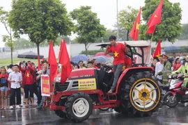Cổ động viên dùng cả máy cày để chào đón đội tuyển thể thao dự ASIAD 2018 về nước. (Ảnh: PV/Vietnam+)