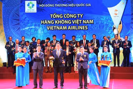 Vietnam Airlines nhận biểu trưng và hoa kỷ niệm tại Lễ công bố các doanh nghiệp có sản phẩm đạt Thương hiệu Quốc gia năm 2018. (Nguồn: Vietnam Airlines)