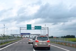 Phương tiện lưu thông trên tuyến đường cao tốc Nội Bài-Lào Cai. (Ảnh: Việt Hùng/Vietnam+)