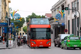 Chiếc xe buýt 2 tầng với màu đỏ nổi bật sẽ là điểm nhấn cho Hà Nội khi các du khách ghé thăm. (Ảnh: Minh Sơn/Vietnam+)