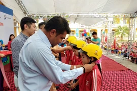 Đội mũ bảo hiểm đạt chuẩn sẽ giảm tỷ lệ thương vong đối với trẻ em. (Ảnh: Việt Hùng/Vietnam+)
