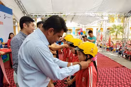 Đội mũ bảo hiểm đạt chuẩn sẽ giảm tỷ lệ thương vong đối với trẻ em. (Ảnh: Việt Hùng/Vietnam+)