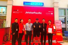 Trả lại du khách quốc tịch Mỹ bỏ quên hơn 230 triệu đồng trên máy bay. (Ảnh: Jetstar cung cấp)