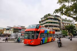 Chiếc xe buýt 2 tầng với màu đỏ nổi bật sẽ là điểm nhấn cho Hà Nội khi các du khách ghé thăm và được chạy thêm cả buổi tối. (Ảnh: Minh Sơn/Vietnam+)