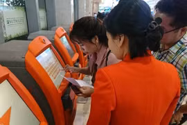 Hành khách đang làm thủ tục check-in tại kios của Jetstar. (Ảnh: Jetstar cung cấp)