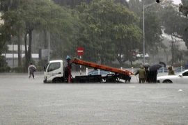 Mưa lớn trên diện rộng kéo dài khiến nhiều tuyến đường trung tâm của Thừa Thiên-Huế và Ninh Thuận ngập sâu trong nước, gây khó khăn cho vấn đề lưu thông. (Ảnh: Đỗ Trưởng/TTXVN)