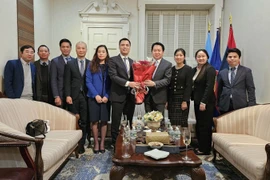 Hai phái đoàn đại diện thường trực Việt Nam và CHDCND Lào tại Liên hợp quốc chụp ảnh lưu niệm. (Ảnh: TTXVN phát)