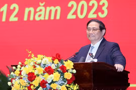 Thủ tướng Phạm Minh Chính chúc mừng cán bộ, giảng viên Học viện Quốc phòng. (Ảnh: Dương Giang/TTXVN)