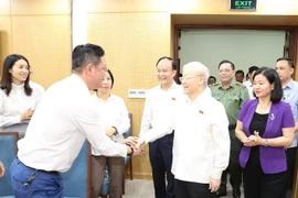 Tổng Bí thư Nguyễn Phú Trọng với cử tri tại quận Đống Đa. (Ảnh: Trí Dũng/TTXVN)