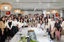 Tổng lãnh sự Việt Nam tại Hong Kong Phạm Bình Đàm (đứng giữa) chụp ảnh cùng Ban Điều hành Hội Sinh viên và các tân sinh viên Việt Nam tại Hong Kong. (Ảnh: Mạc Luyện/TTXVN)