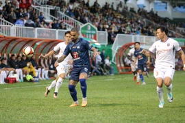 Hoàng Anh Gia Lai (áo xanh) tiếp tục chuỗi trận bết bát ở V-League mùa này. (Ảnh: Quang Thái/TTXVN)