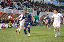 Hoàng Anh Gia Lai (áo xanh) tiếp tục chuỗi trận bết bát ở V-League mùa này. (Ảnh: Quang Thái/TTXVN)