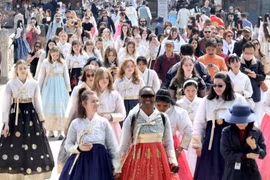 Người nước ngoài mặc hanbok, trang phục truyền thống của Hàn Quốc. (Nguồn: Yonhap)