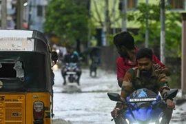 Cảnh ngập lụt sau những trận mưa lớn do ảnh hưởng của bão Michaung tại Chennai, Ấn Độ. (Ảnh: AFP/TTXVN)