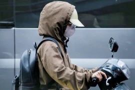 Người dân trang bị áo ấm khi ra đường. (Ảnh: Tuấn Đức/TTXVN)