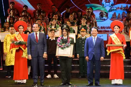 Phó Thủ tướng Trần Lưu Quang và Bộ trưởng, Chủ nhiệm Ủy ban dân tộc Hầu A Lềnh trao Bằng khen cho các học sinh, sinh viên, thanh niên dân tộc thiểu số xuất sắc, tiêu biểu năm 2023. (Ảnh: An Đăng/TTXVN)
