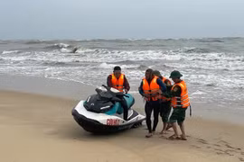 Quảng Bình: Tàu cá bị chìm, các ngư dân được ứng cứu vào bờ an toàn