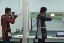 Các vận động viên thi đấu nội dung 10m súng trường hơi di động hỗn hợp nam. (Ảnh: Minh Quyết/TTXVN)