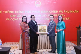 Thủ tướng Phạm Minh Chính tặng quà cho Đại sứ quán và cộng đồng người Việt Nam tại Thổ Nhĩ Kỳ. (Ảnh: Dương Giang/TTXVN)