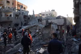 Cảnh đổ nát sau vụ oanh kích của Israel xuống trại tị nạn Maghazi, miền Trung Gaza ngày 11/12/2023. (Ảnh: THX/TTXVN)