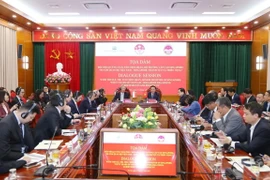 Ủy viên Bộ Chính trị, Giám đốc Học viện Chính trị quốc gia Hồ Chí Minh, Chủ tịch Hội đồng Lý luận Trung ương Nguyễn Xuân Thắng và Bộ trưởng cấp cao kiêm Bộ trưởng Điều phối an ninh quốc gia Singapore Teo Chee Tiêu Chí Hiền chủ trì tọa đàm. (Ảnh: Văn Điệp/TTXVN)