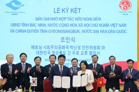 Ông Lee Cheol Woo, Tỉnh trưởng tỉnh Gyeongsangbuk và Chủ tịch UBND tỉnh Bắc Ninh Nguyễn Hương Giang ký kết biên bản ghi nhớ trước sự chứng kiến của lãnh đạo 2 địa phương. (Ảnh: Thanh Thương/TTXVN)