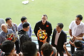 HLV Philippe Troussier phát biểu tại buổi gặp mặt trước ngày lên đường sang Philippines. (Nguồn: VFF)