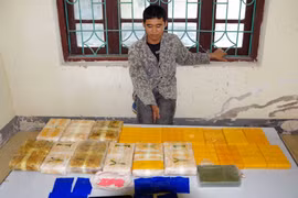 Đối tượng Lường Văn Vui và tang vật tại cơ quan chức năng. (Ảnh: TTXVN phát)