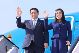 Thủ tướng Phạm Minh Chính và Phu nhân kết thúc chuyến tham dự Hội nghị COP28 tại UAE. (Ảnh: Dương Giang/TTXVN)